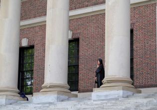 ΗΠΑ: Υπ’ ατμόν οι ξένοι φοιτητές του Χάρβαρντ – Απαισιόδοξοι, προβληματισμένοι και απογοητευμένοι