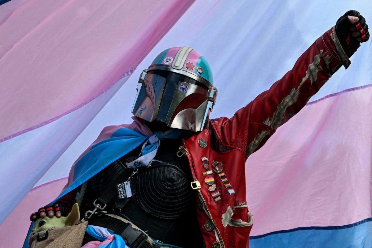 «Στεκόμαστε γυμνόστηθες για την αλήθεια»: Τρανς γυναίκες διαμαρτύρονται έξω από την Ντάουνινγκ Στριτ