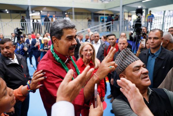 Μαδούρο: Σαρωτική νίκη στις βουλευτικές και περιφερειακές εκλογές – Απείχε η αντιπολίτευση