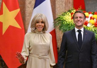 Βιετνάμ: Επιχείρηση αλλαγή κλίματος για το ζεύγος Μακρόν – Έφτασαν… τσακωμένοι, έφυγαν αγαπημένοι