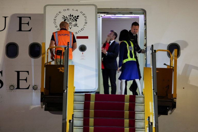 Μακρόν για το χαστούκι: «Εμείς αστειευόμασταν και έγινε γεωπλανητική καταστροφή»