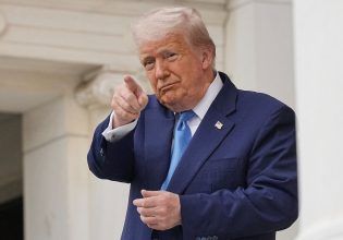 Χάρβαρντ: Ο πόλεμος του Τραμπ συνεχίζεται – Στέλνει χρήματα για έρευνα σε επαγγελματικές σχολές