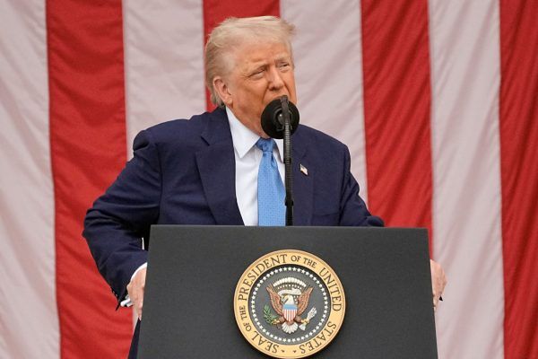 Τραμπ: Επίθεση κατά των Δημοκρατικών και των δικαστών στην ομιλία του για την Ημέρα των Πεσόντων