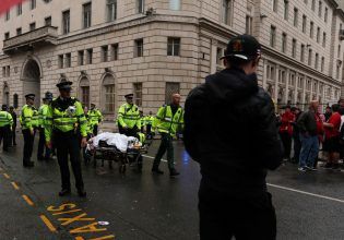 Συναγερμός στο Λίβερπουλ – Όχημα έπεσε πάνω στο πλήθος που πανηγύριζε το πρωτάθλημα