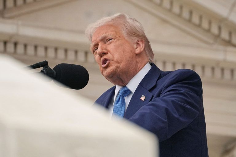 Ντόναλντ Τραμπ: Ο Πούτιν «παίζει με τη φωτιά» – Θα έχει «άσχημες συνέπειες», λέει