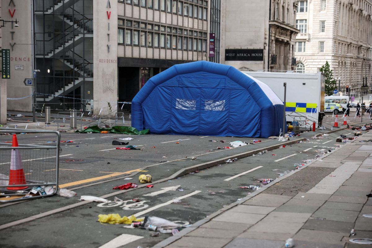 Λίβερπουλ: Γιατί οι Αρχές ανακοίνωσαν τόσο γρήγορα ότι ο συλληφθείς είναι «ένας 53χρονος λευκός Βρετανός»