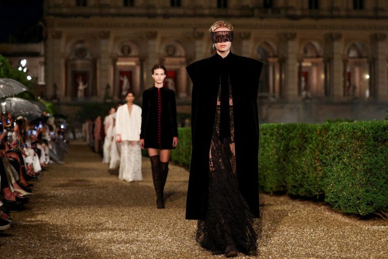 Το σόου του Dior ήταν γεμάτο δράμα και ίντριγκα –Σαν ένα ερωτικό γράμμα στη Ρώμη εμπνευσμένο από τον Φελίνι