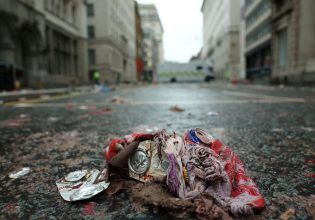 Λίβερπουλ: Νέα βίντεο από τη στιγμή που το αυτοκίνητο πέφτει πάνω σε οπαδούς της ομάδας