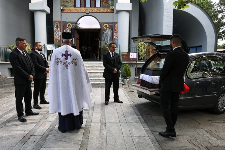 Λάρισα: Θρήνος στην κηδεία της 52χρονης που σκότωσε ο γιος της – Τι είπε ο ιερέας πατέρας της