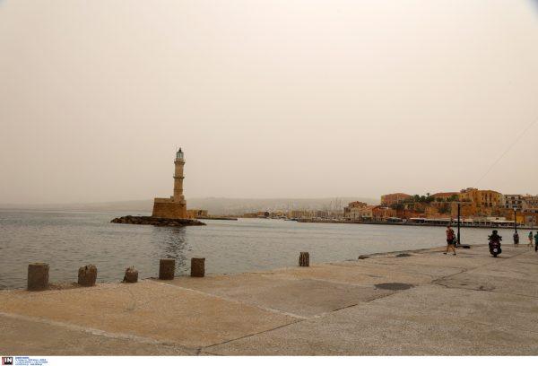 Καιρός: Απόκοσμο τοπίο σε Κρήτη, Ηλεία και Αττική λόγω της αφρικανικής σκόνης