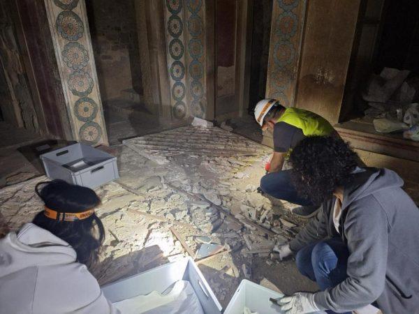 «Τα δελφίνια»: Αντιπολιτευτικά πυρά για την κατάρρευση της τοιχογραφίας – Η απάντηση της Μενδώνη