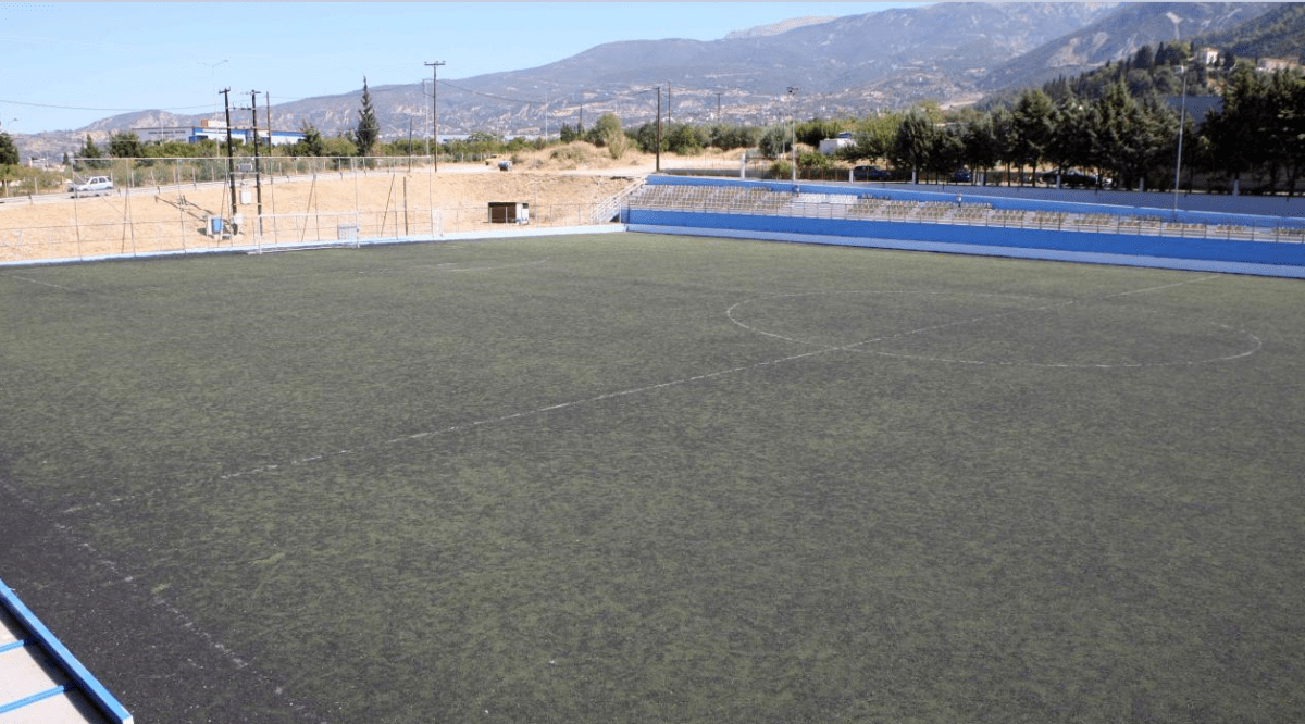 Μετατράπηκε σε «ρινγκ» τοπικός αγώνας στην Πάτρα: Οπαδός εισέβαλλε στο γήπεδο και χτύπησε παίκτη