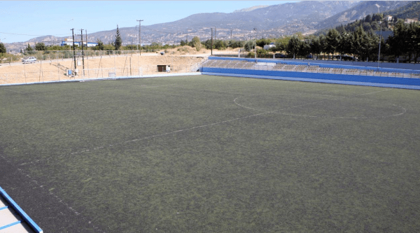 Μετατράπηκε σε «ρινγκ» τοπικός αγώνας στην Πάτρα: Οπαδός εισέβαλλε στο γήπεδο και χτύπησε παίκτη