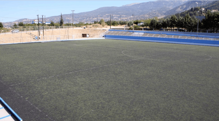 Μετατράπηκε σε «ρινγκ» τοπικός αγώνας στην Πάτρα: Οπαδός εισέβαλλε στο γήπεδο και χτύπησε παίκτη