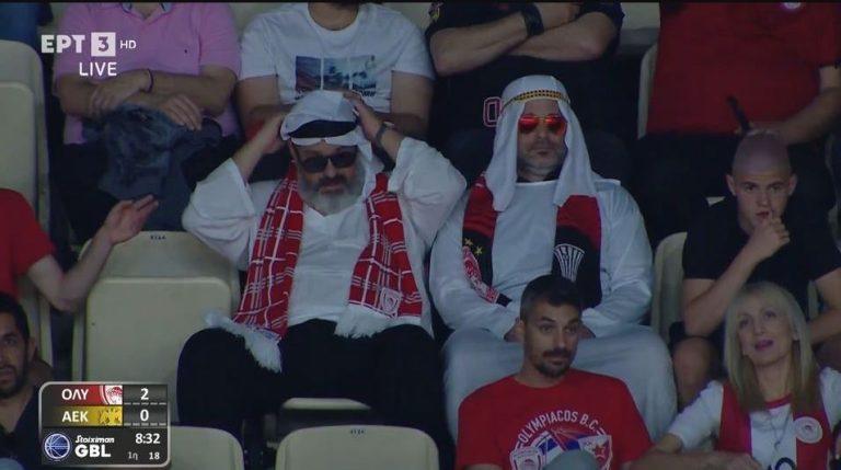 Εμίρηδες στο ΣΕΦ: Φίλοι του Ολυμπιακού φόρεσαν… κελεμπίες μετά την πρόκριση στο Final 4 του Άμπου Ντάμπι (vid)