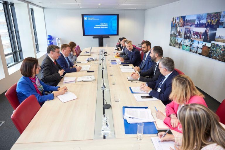 ΠΑΣΟΚ για συνάντηση Σκέρτσου-Μαρινάκη με τον Επίτροπο Κράτους Δικαίου: Για υποκλοπές, Τέμπη, Πύλο, τι είπατε;