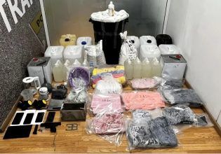 Έφερναν κοκαΐνη σε υγρή μορφή εμποτισμένη σε μπλούζες – Είχαν στήσει χημικό εργαστήριο σε διαμέρισμα στις Αχαρνές