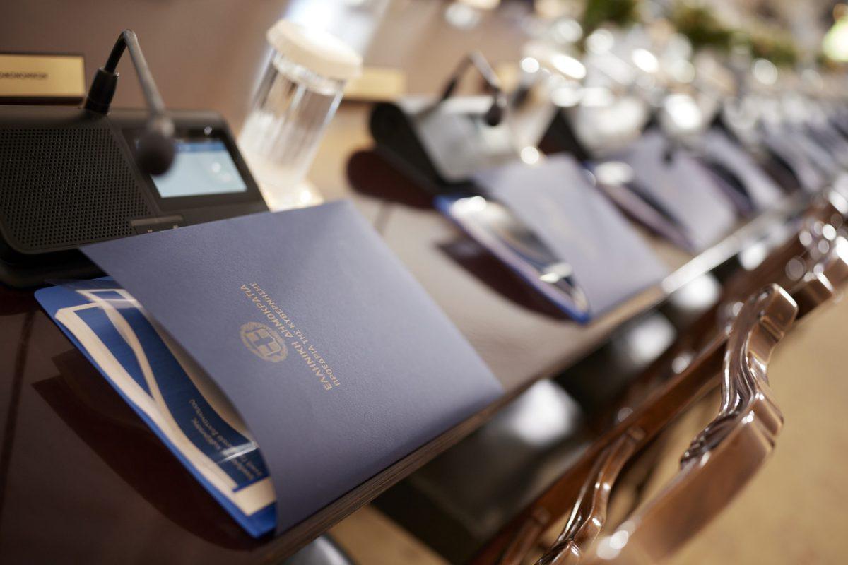 Μαξίμου: Εκστρατεία ανάταξης σε δρόμο με παγίδες