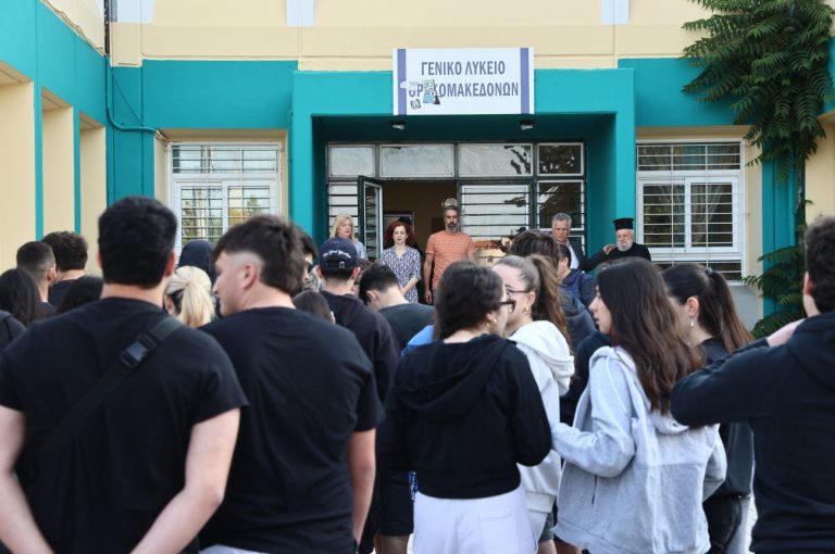 Πανελλήνιες 2025: «Αποκοιμήθηκα, έγραψα όνομα, επώνυμο», επικές ατάκες από μαθητές στην πρεμιέρα των εξετάσεων