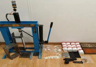 Εργαστήριο νόθευσης και επανατυποποίησης κοκαΐνης είχε εγκαταστήσει στο σπίτι του – Συνελήφθη 39χρονος