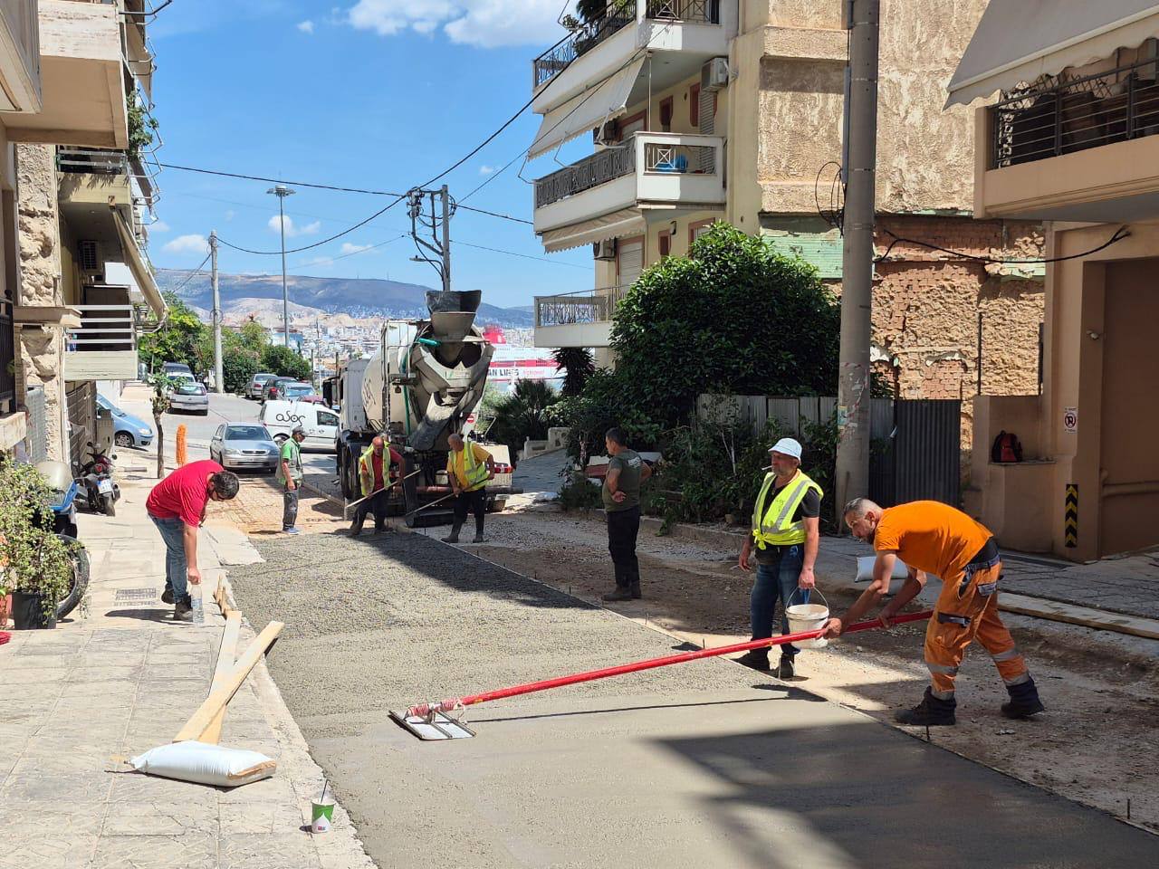 Ανακατασκευάζεται ο μπετόδρομος στην οδό Σπύρου Τρικούπη στο Χατζηκυριάκειο από τον Δήμο Πειραιά