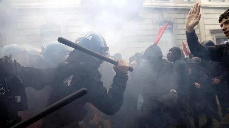 Μιλάνο: Διαδηλώσεις με τη συμμετοχή Ελλήνων κατά της ακροδεξιάς συνόδου για τη μετανάστευση – Συγκρούσεις με την αστυνομία
