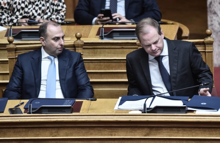 Σύγκρουση κυβέρνησης και αντιπολίτευσης για τα Τέμπη – Στο κάδρο η τότε ηγεσία του υπ. Μεταφορών από το ΠΑΣΟΚ