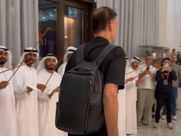 Τι είναι το «Al-Ayyala»: H απίθανη υποδοχή σε Ολυμπιακό και Παναθηναϊκό στο Άμπου Ντάμπι (vids)