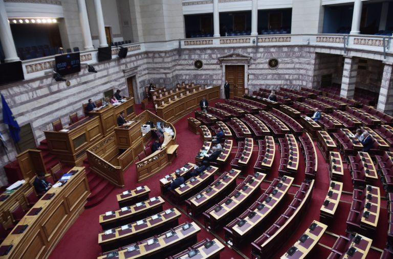 Αντιπαράθεση για τη «νυχτερινή» τροπολογία κατοχής αλλοδαπών εταιρειών – «Ο τρόπος που έγινε κινεί υποψίες»