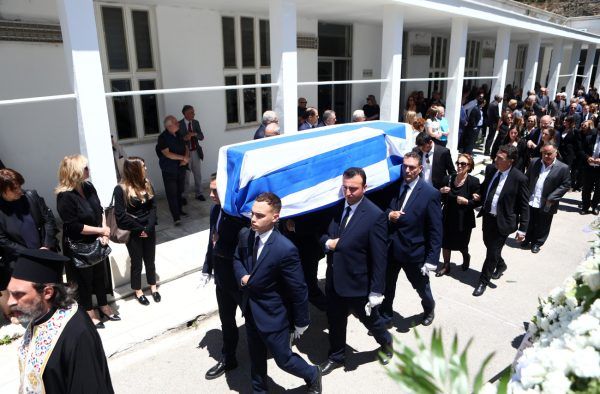 Το τελευταίο αντίο στον Χρήστο Ροκόφυλλο – Με την ελληνική σημαία το φέρετρό του