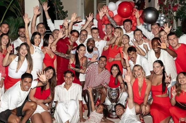 Ολυμπιακός: Το εντυπωσιακό ερυθρόλευκο πάρτι των παικτών για το νταμπλ με dress code και πολύ… στιλ (pics)