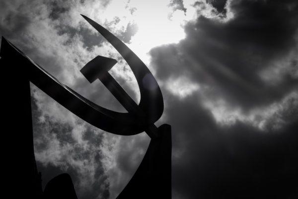 Ευρωβουλευτές του ΕΛΚ καλούν να απαγορευτεί το σφυροδρέπανο – Σφοδρή αντίδραση της ευρωομάδας του ΚΚΕ