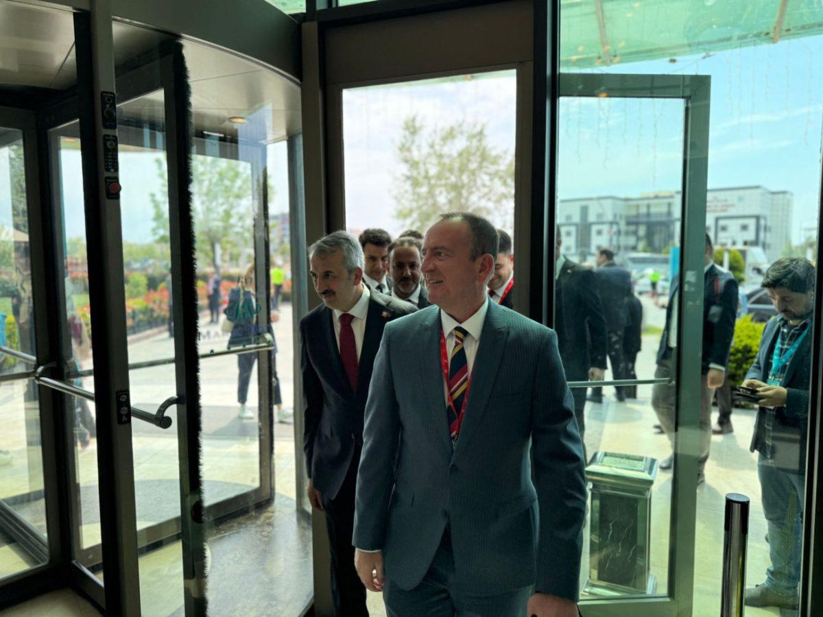 Βόρεια Μακεδονία: Το αλβανικό κόμμα του Ταραβάρι αποχωρεί από την κυβέρνηση – Αιχμές για περιθωριοποίηση των Αλβανών