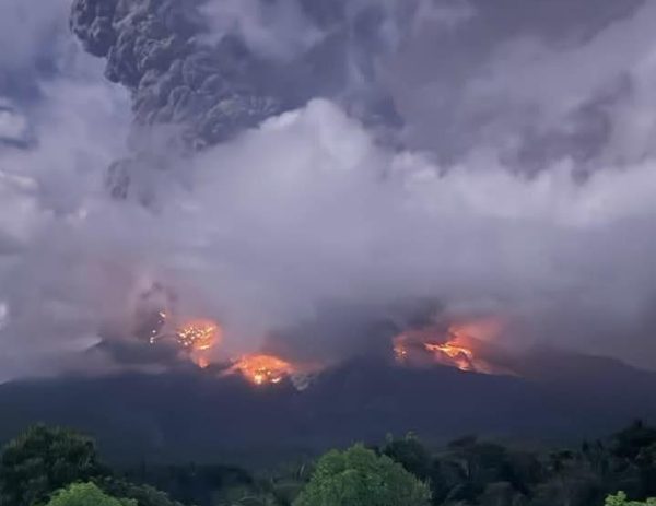 «Ξύπνησε» το ηφαίστειο Κανλάον – Εκτόξευσε τέφρα και αναβλήματα