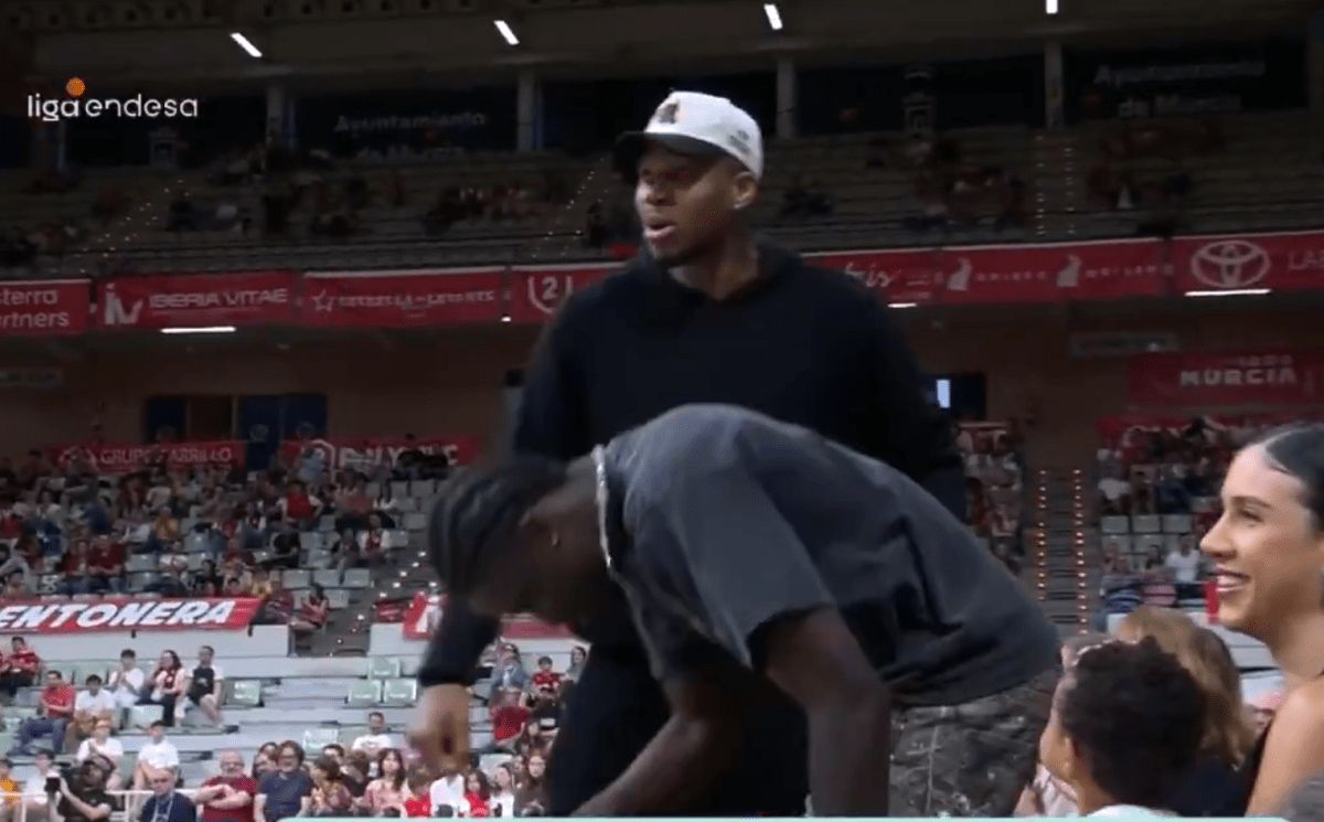 Απίθανη αντίδραση του Αντετοκούνμπο σε κάρφωμα του αδερφού του σε ματς της Μούρθια (vid)