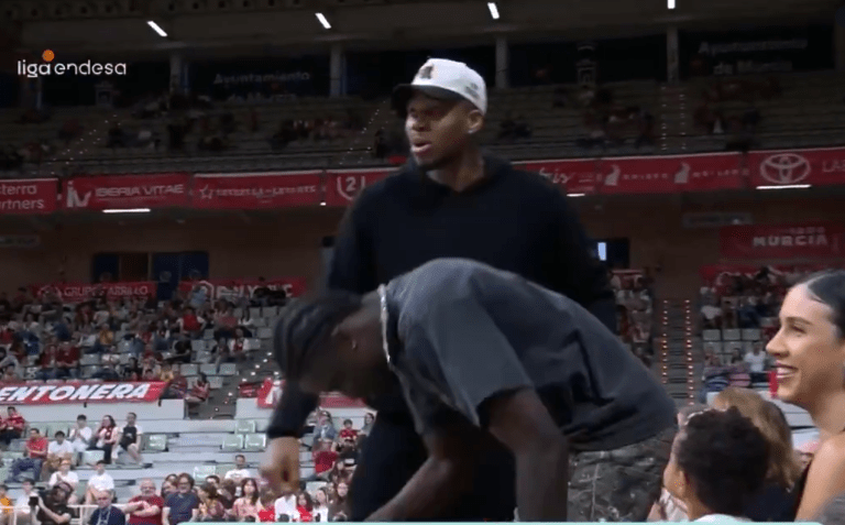 Απίθανη αντίδραση του Αντετοκούνμπο σε κάρφωμα του αδερφού του σε ματς της Μούρθια (vid)