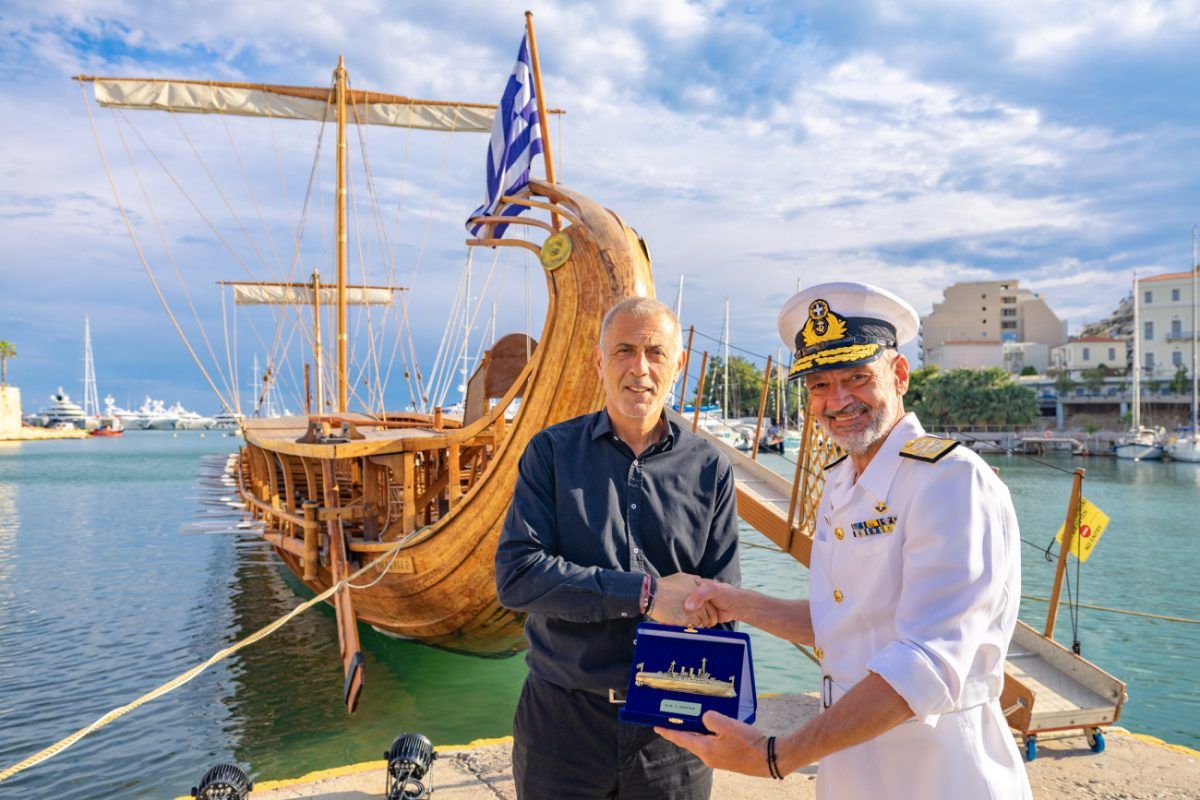 Ο Δήμαρχος Πειραιά Γιάννης Μώραλης υποδέχθηκε  την ιστορική τριήρη «Ολυμπιάς» του Πολεμικού Ναυτικού