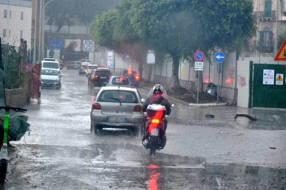 Η κακοκαιρία Ines «χτυπά» την Ιταλία με βροχές και θυελλώδεις ανέμους – Κίτρινος συναγερμός σε Σικελία και Καλαβρία