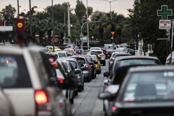 Καραμπόλα τριών ΙΧ στην Περιφερειακή Υμηττού – Μεγάλο μποτιλιάρισμα