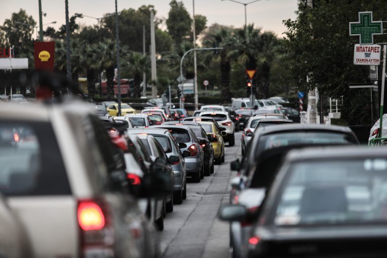 Καραμπόλα τριών ΙΧ στην Περιφερειακή Υμηττού – Μεγάλο μποτιλιάρισμα