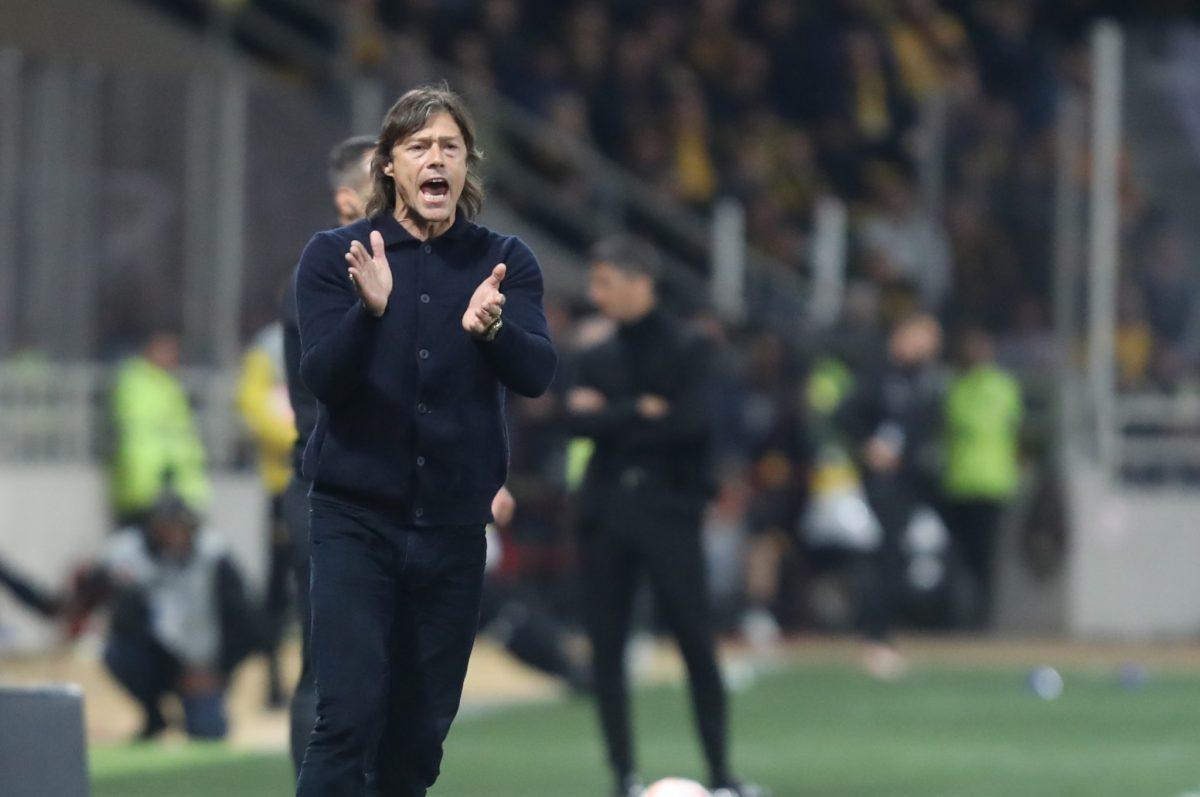 «Η Τσίβας δεν σκέφτεται τον Αλμέιδα για τον πάγκο της»