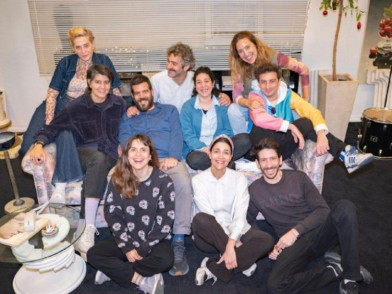 «Με ποια τηλεπερσόνα των 90s ταυτίζεσαι στον έρωτα;» – Η Ομάδα ΝΤΟΥΘ σε μια νέα περιπέτεια