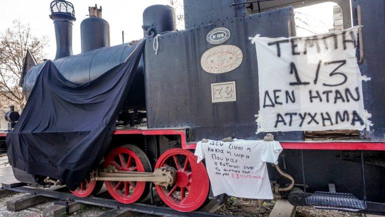 Τέμπη: Σύγχυση μετά το πόρισμα Καρώνη – Ασάφειες και κενά ενισχύουν τις απορίες