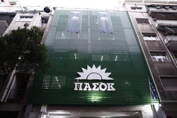 ΠΑΣΟΚ: Στο επίκεντρο η προανακριτική για Καραμανλή ενώ οι δημοσκοπήσεις προβληματίζουν