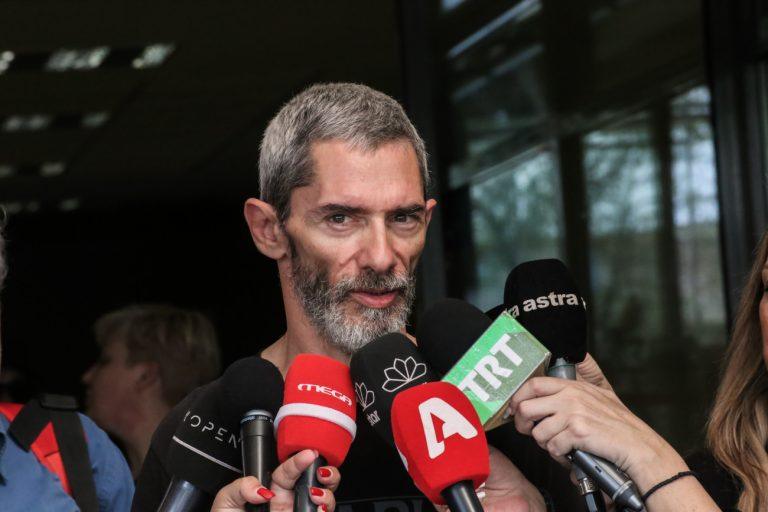 Απάντηση Λακαφώση σε τρολ και παρακρατική δολοφονία χαρακτήρα – Παρουσίασε το πτυχίο που «δεν είχε»