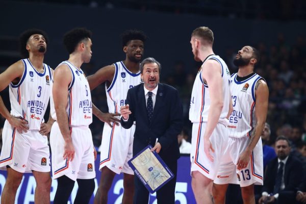 Πέταξαν βεγγαλικά έξω από το ξενοδοχείο της Εφές