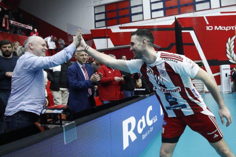 Ολυμπιακός: Ο Μιχάλης Κουντούρης εμψύχωσε την ομάδα βόλεϊ πριν τον τρίτο τελικό