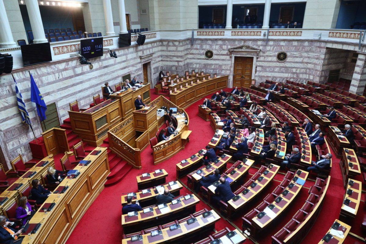 Πολιτική κόντρα για προανακριτική για τα Τέμπη και άρσης μονιμότητας στο δημόσιο