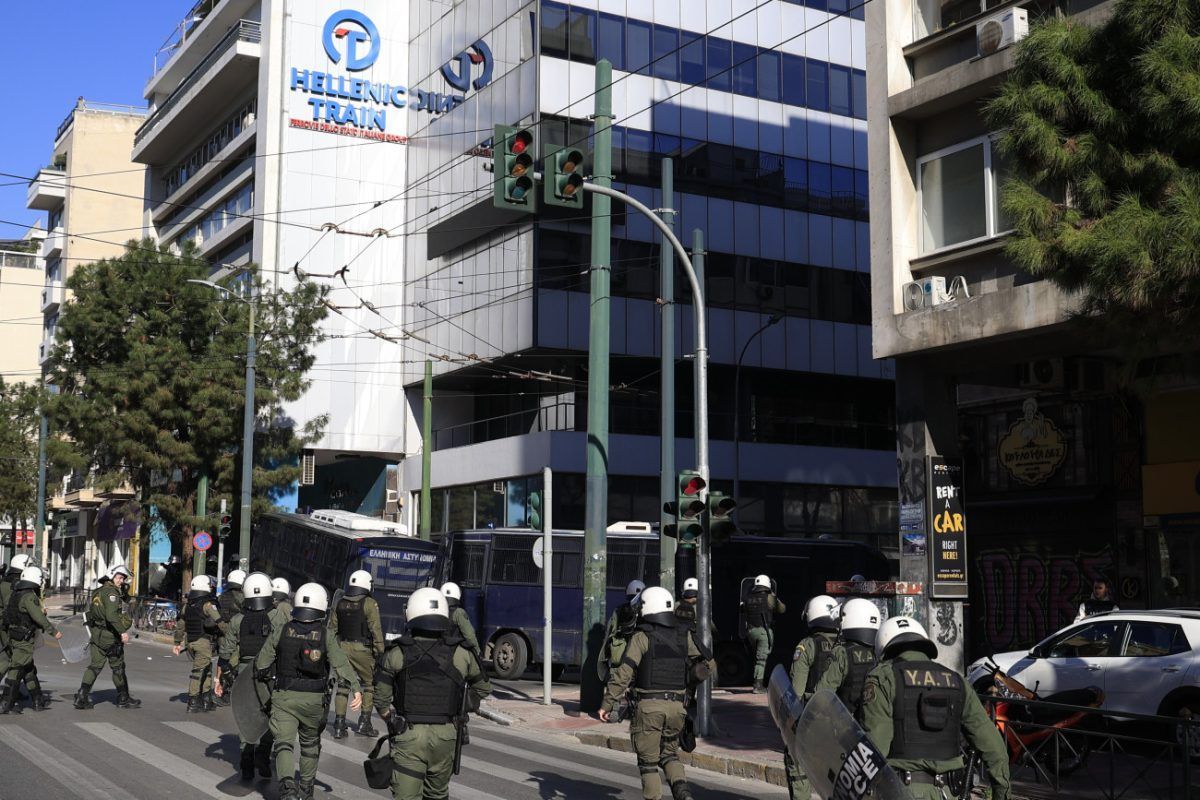 Αθωώθηκαν οι 25 του Ρουβίκωνα για το πανό στη Hellenic Train