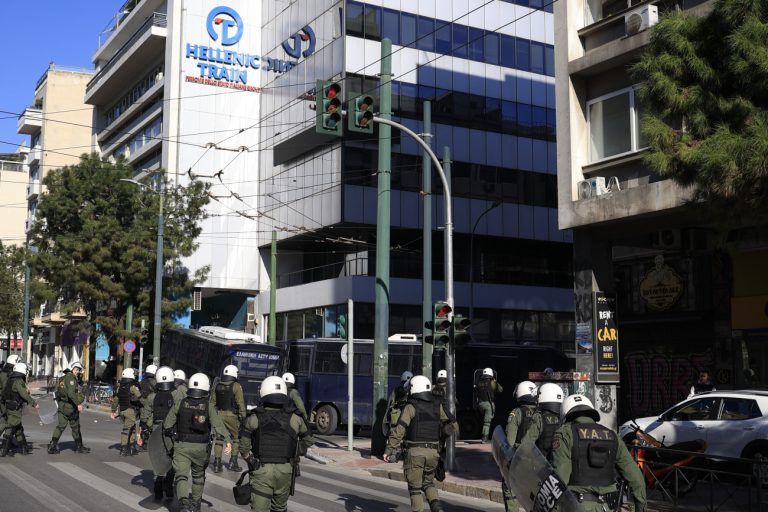 Αθωώθηκαν οι 25 του Ρουβίκωνα για το πανό στη Hellenic Train